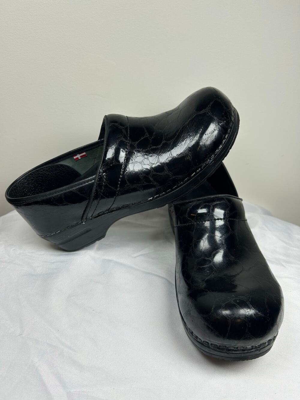 Sanita Womens Patent Leather Crocodile Textured Black Clog Shoe Size Eu41/Us10